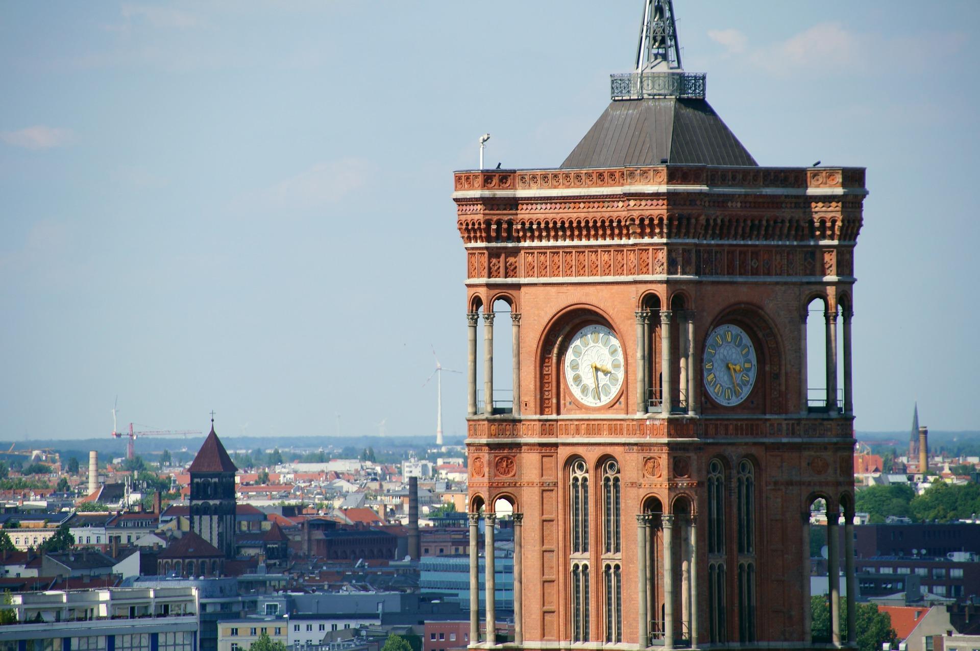 Vista panorámica de Berlín con la torre del Ayuntamiento en primer plano