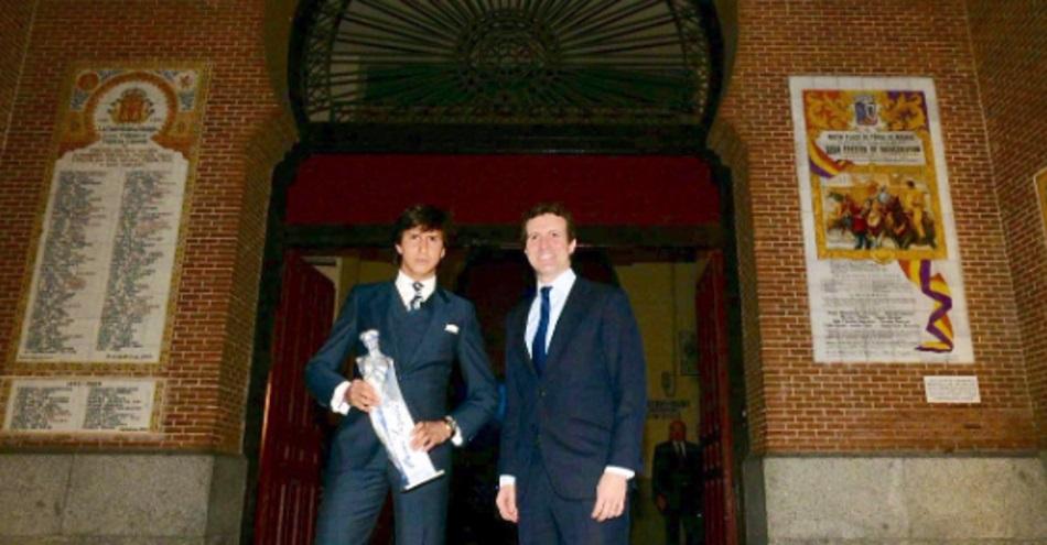 Pablo Casado junto al torero peruano Roca Rey en Las Ventas