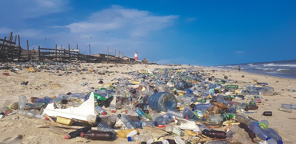 Basura plástica en una playa. Muntaka Chasant