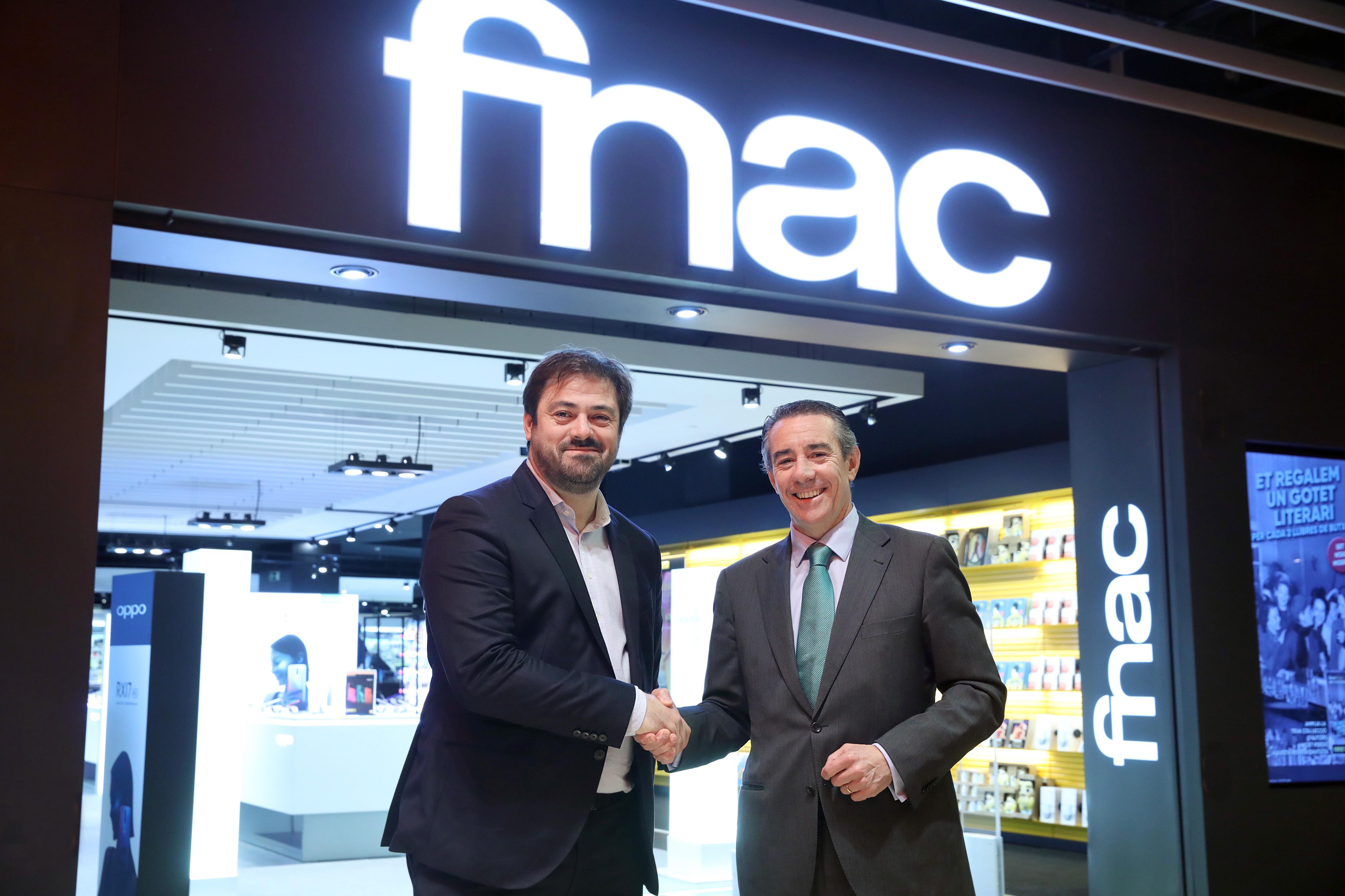 Enrique Martínez, director general del Grupo Fnac Darty, y Juan Antonio Alcaraz, director general de CaixaBank