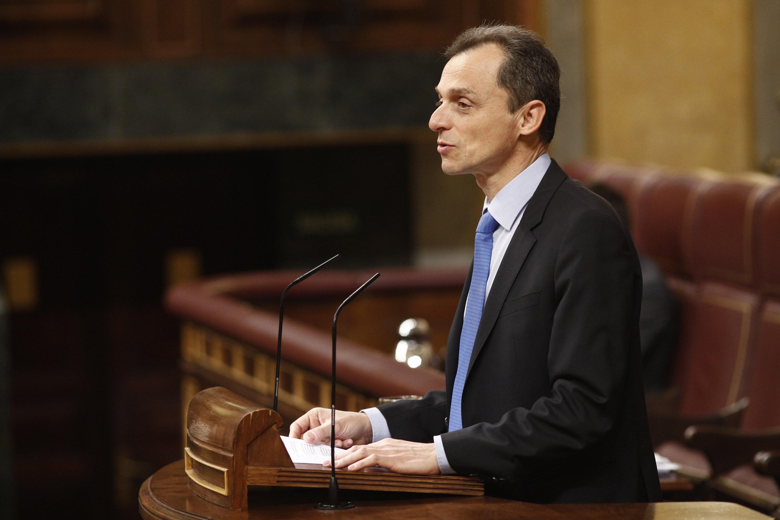 El ministro de Ciencia, Innnovación y Universidades Pedro Duque interviene desde la tribuna del Congreso de los Diputados. Europa Press.