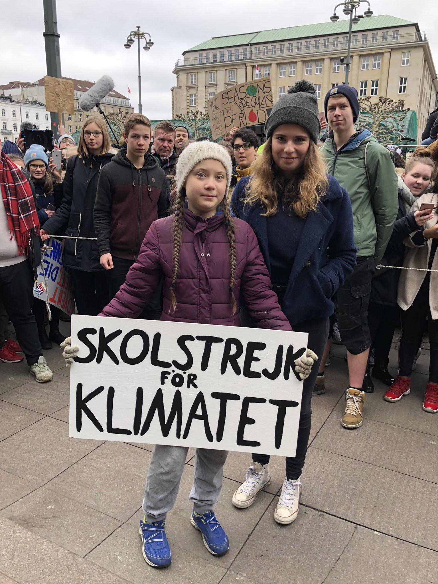 Greta Thunberg sostiene un cartel llamando a la huelga. Imagen: Greta Thunberg