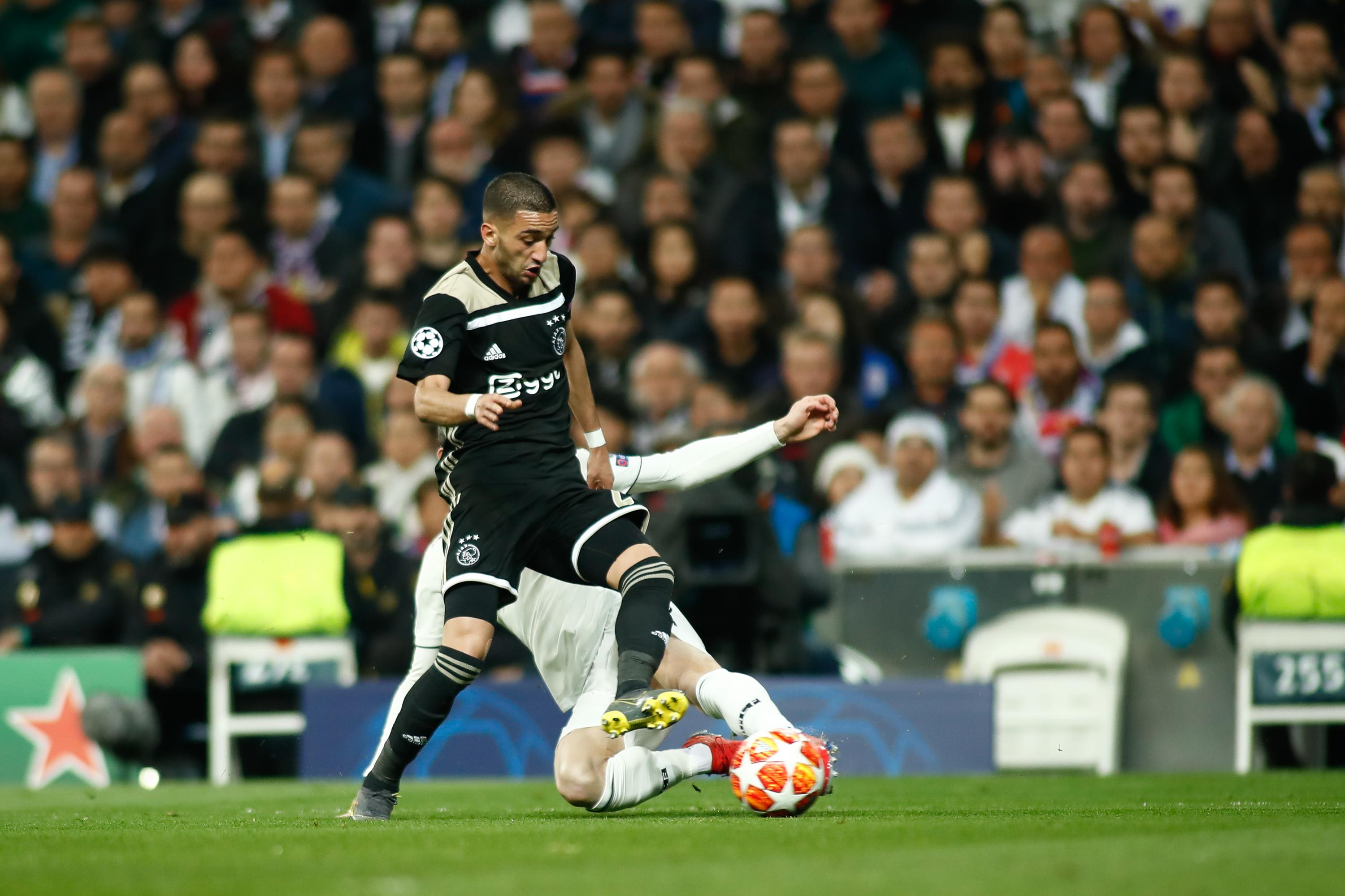 El jugador del Ajax Benjamin Van Leer esquiva la entrada de un jugador del Real Madrid -  Oscar J. Barroso / AFP7 (Europa Press)