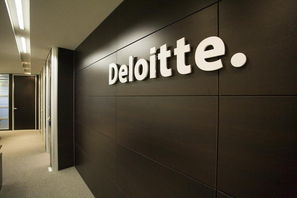 Logo de Deloitte en una de sus oficinas - Archivo