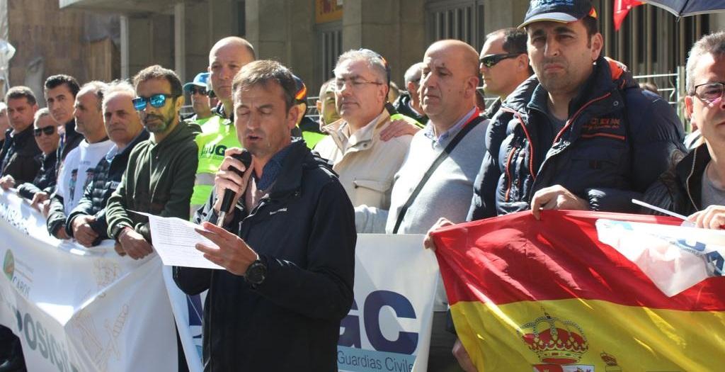 El portavoz de la AUGC, Juan Fernández, lee un comunicado ante la Dirección General de la Guardia Civil. AUGC