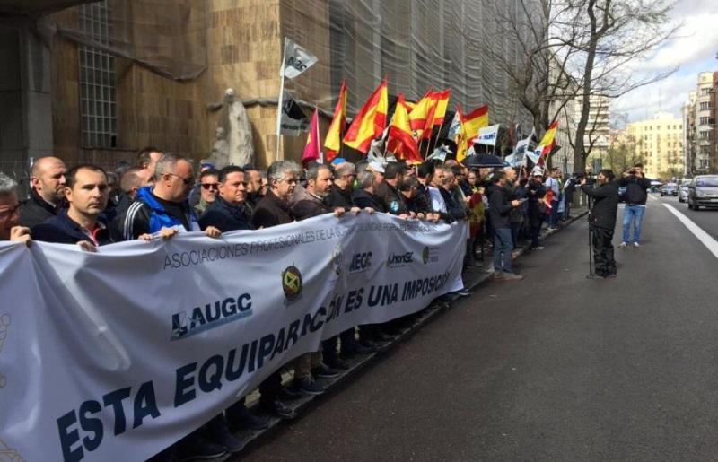 Representantes de las asociaciones de guardias civiles se concentran ante la Dirección General. Fuente AUGC Representantes de las asociaciones de guardias civiles se concentran ante la Dirección General. Fuente AUGC