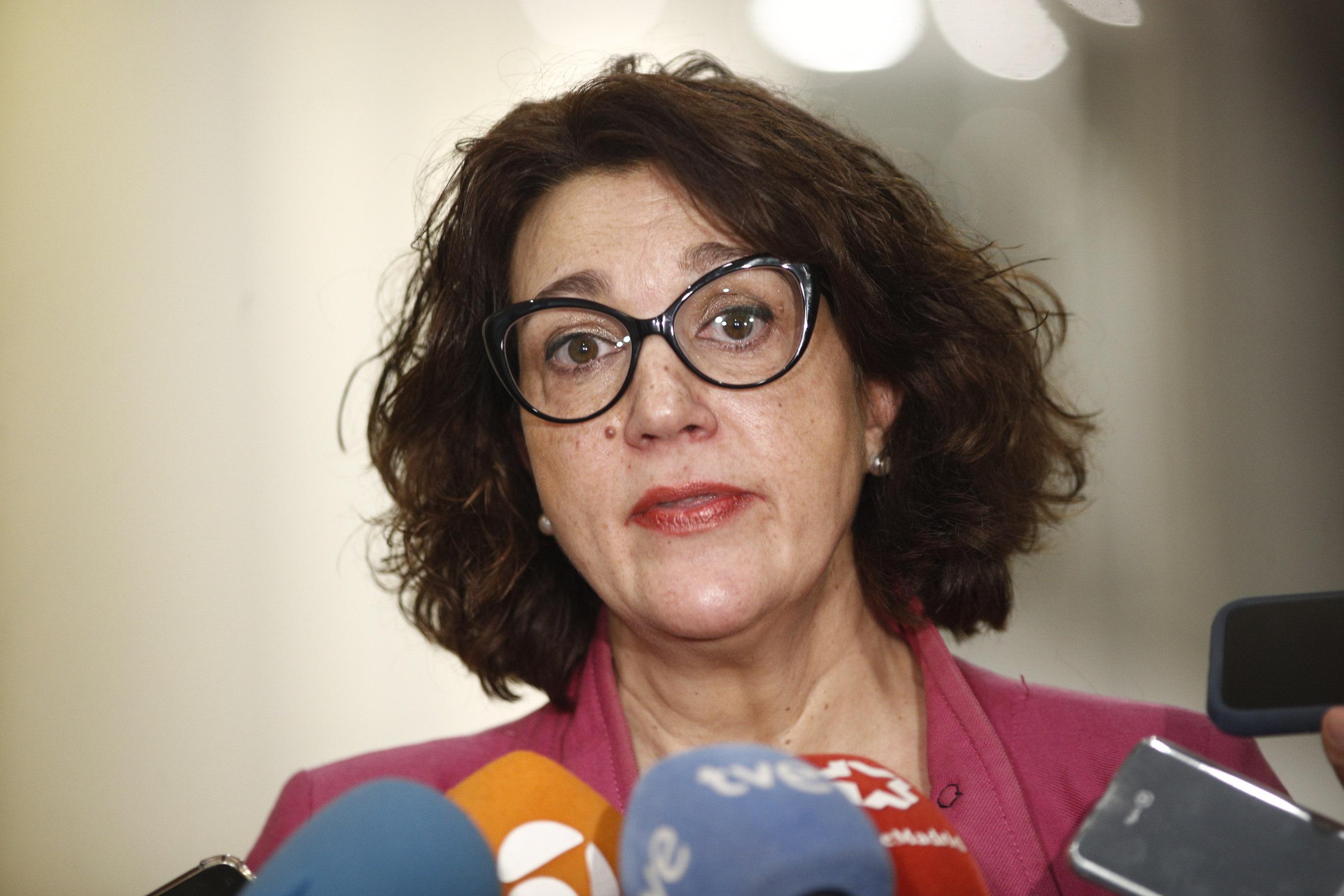 Soraya Rodríguez explica ante los medios de comunicación la decisión de la baja del PSOE. Europa Press.