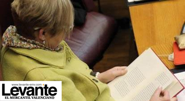 Pillan a una diputada valenciana del PP leyendo una novela en su escaño... y alega que no era 'Interviú' Pillan a una diputada valenciana del PP leyendo una novela en su escaño... y alega que no era 'Interviú'