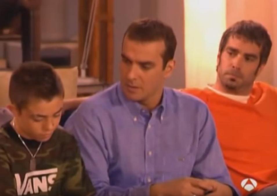 Mauri y Fernando con su hijo adoptivo, Chechu, de la serie 'Aquí no hay quien viva'