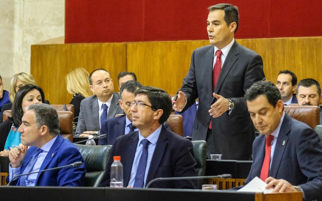 Elías Bendodo, Juan Marín y Juanma Moreno, en una sesión de control escuchando a José Antonio Nieto.
