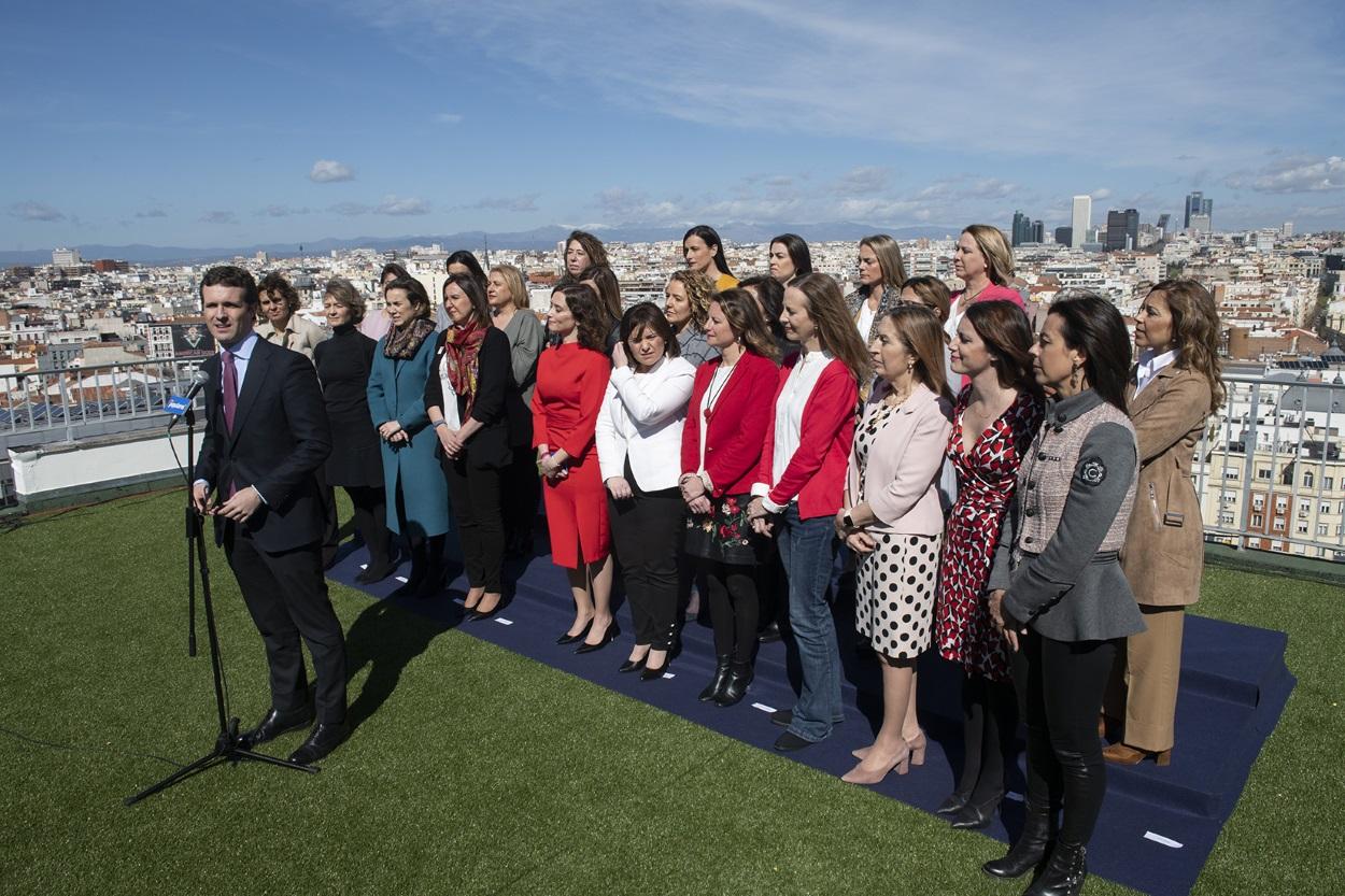 El presidente del PP, Pablo Casado, en un acto con varias mujeres del partido