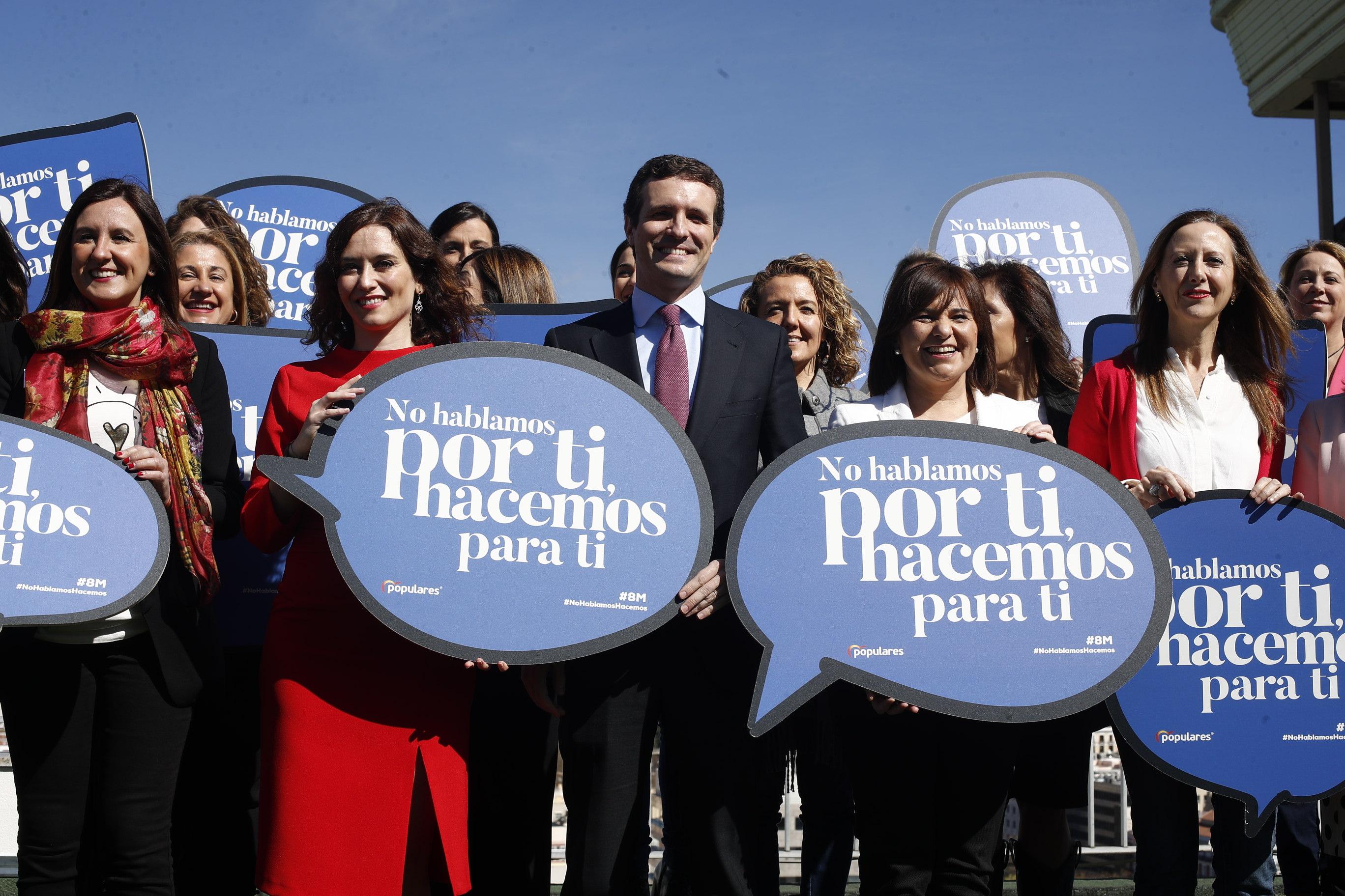 Pablo Casado junto a Isabel Diaz Ayuso y otras integrantes del PP. 