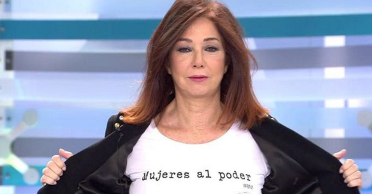 Ana Rosa enseña su camiseta feminista