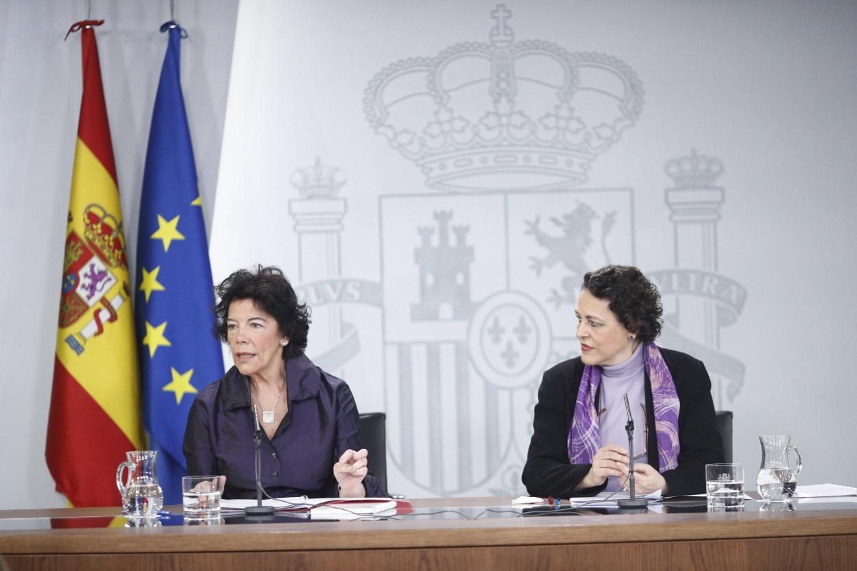 Isabel Celáa y Magdalena Valerio durante la rueda de prensa en el Consejo de Ministros