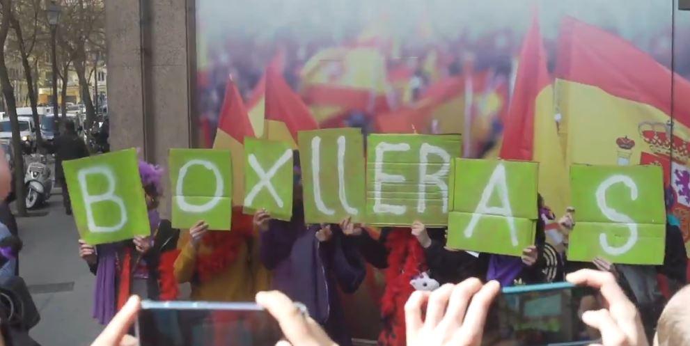 Manifestantes feministas ante la sede de Vox. 