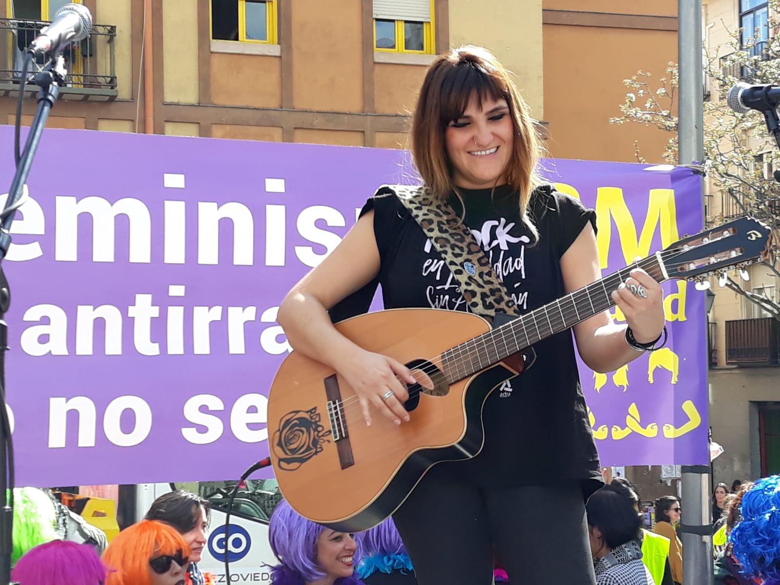 La cantante Rozalén en la plaza de Nelson Mandela durante la manifestación feminista del 8-M. Fuente: EP.