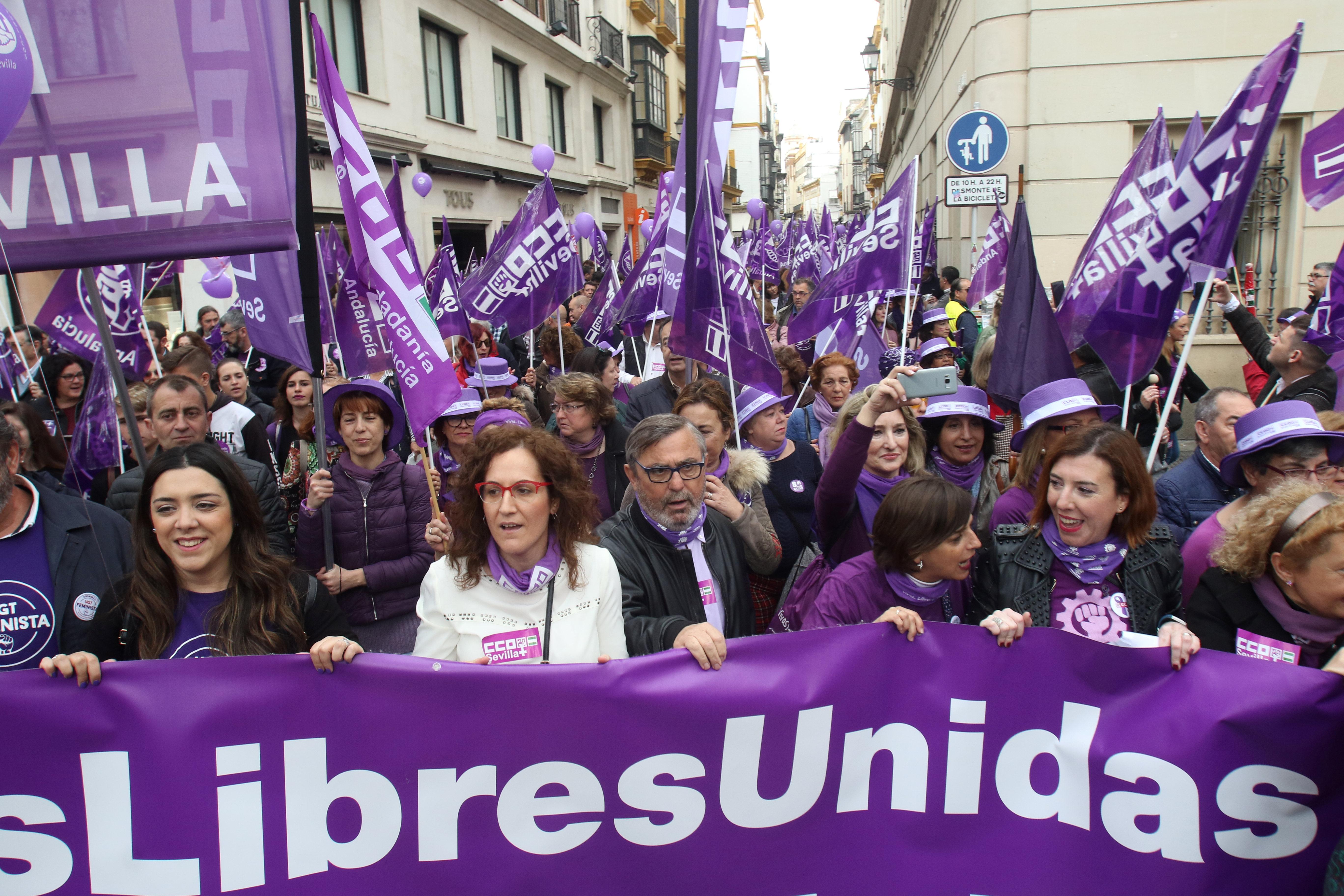  Numerosas mujeres portan pancartas y banderas con proclamas feministas durante la concentración convocada por los sindicatos CCOO y UGT con motivo del 8-M. En Plaza Nueva.