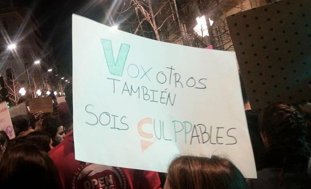 Pancarta que circuló por las calles de Santiago de Compostela el 8M. 