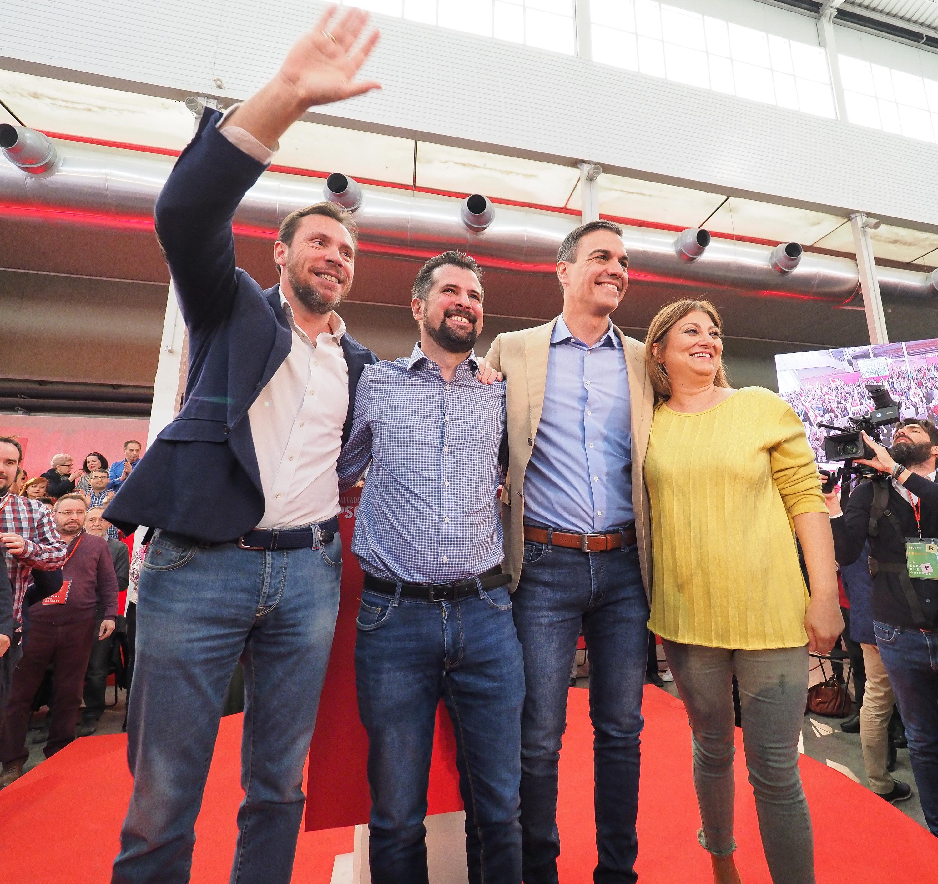 El alcalde de Valladolid, Oscar Puente; el secretario general del PSOECyL, Luis Tudanca; el presidente del Gobierno, Pedro Sánchez y la secretaria del PSOE en Valladolid, Teresa López, en un acto del PSOECyL en Valladolid. Fuente: Europa Press.