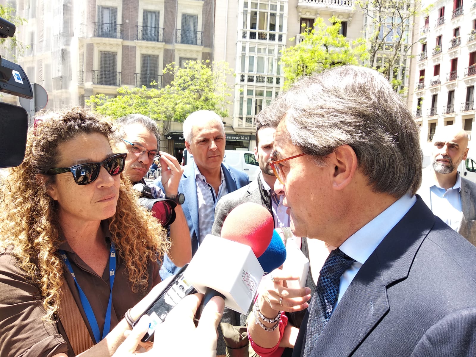 El expresidente de la Generalitat, Artur Mas, atendiendo a los medios a su llegada a un acto en Madrid