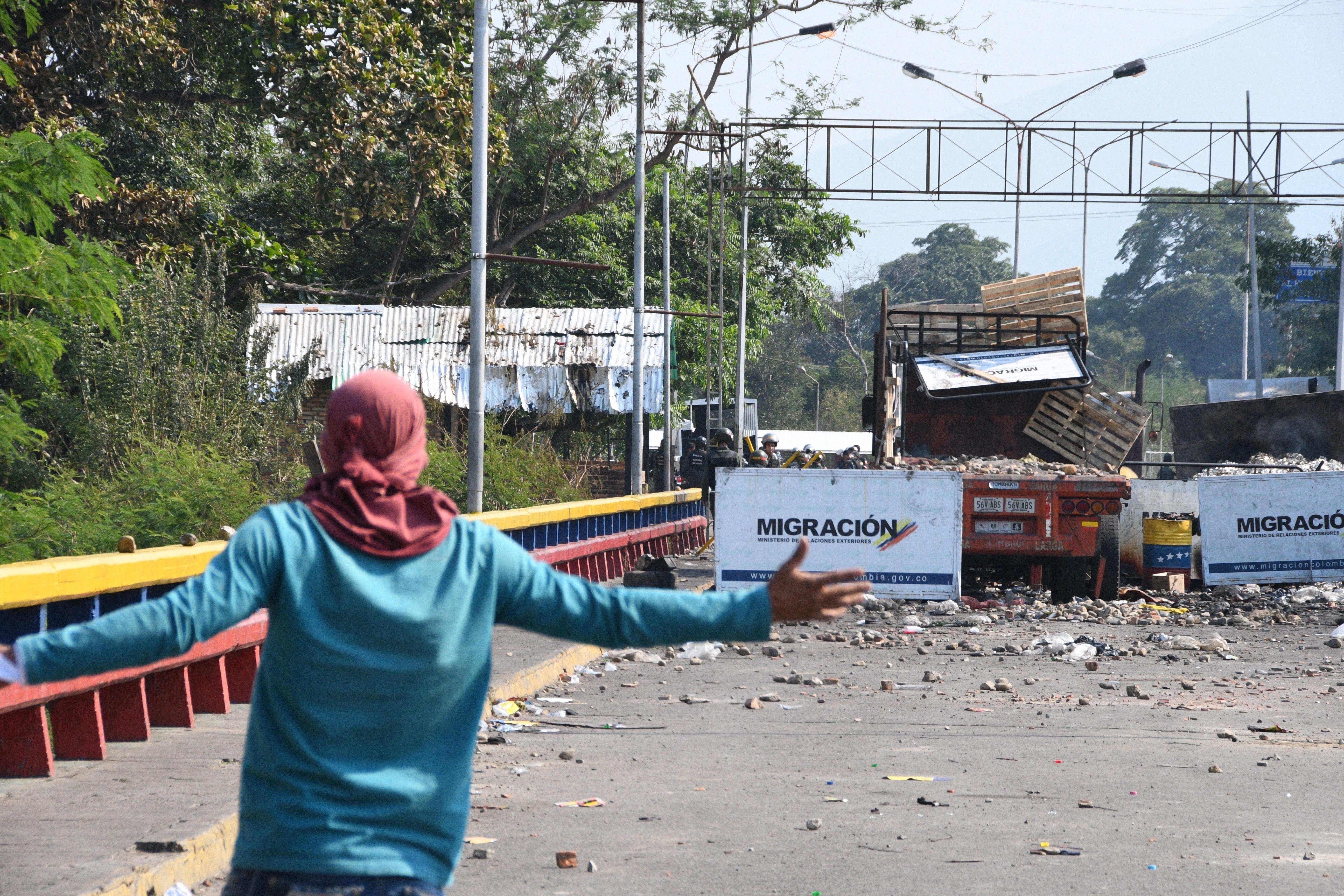 Un opositor venezolano en la frontera de Colombia con Venezuela