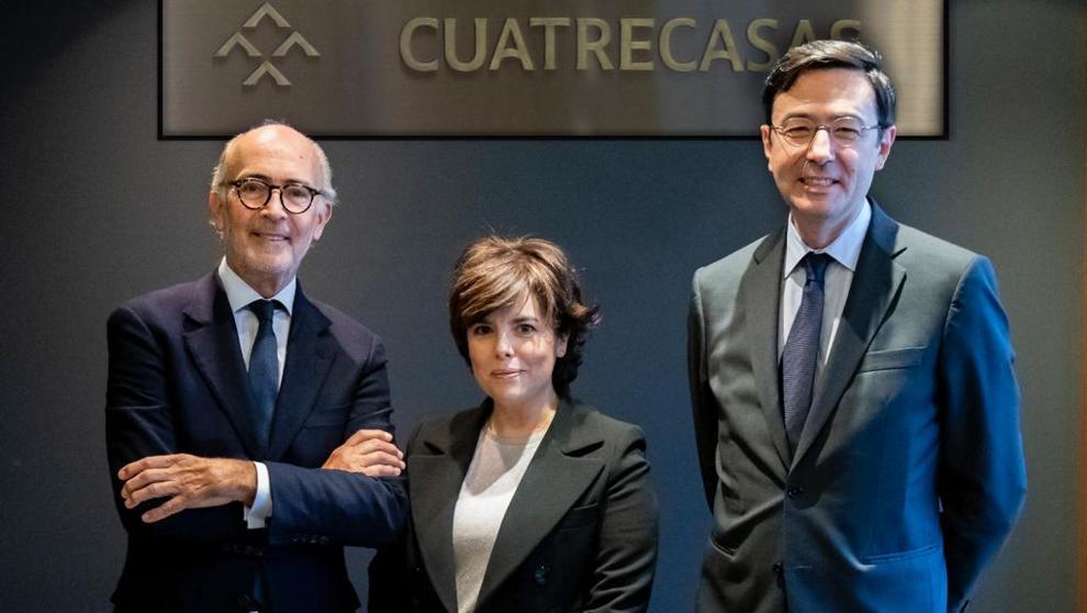 Rafael Fontana, presidente ejecutivo, Sáenz de Santamaría, y Jorge Badía, director general (Cuatrecasas)