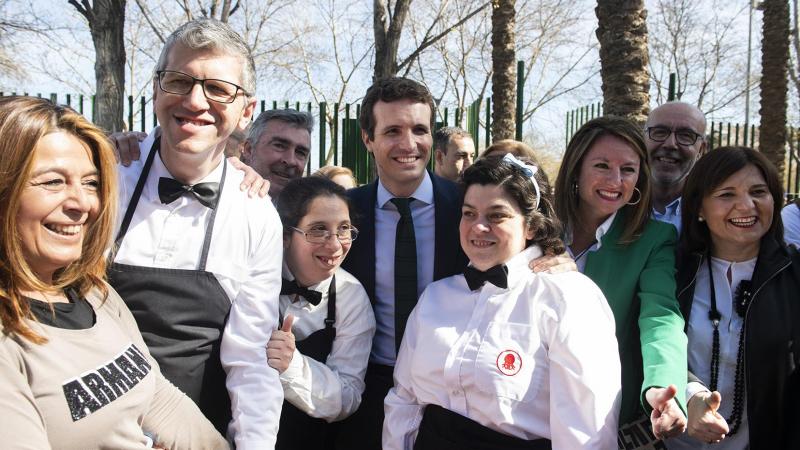 Pablo Casado visita un restaurante en Castellón