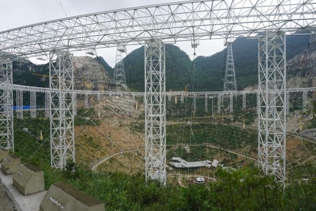 Radiotelescopio FAST durante su construcción. Foto: Psr1909