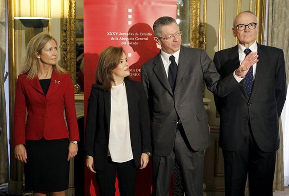 Marta Silva de Lapuerta (i), con Soraya Sáenz de Santamaría (2i) y Alberto Ruiz Gallardón (2d)