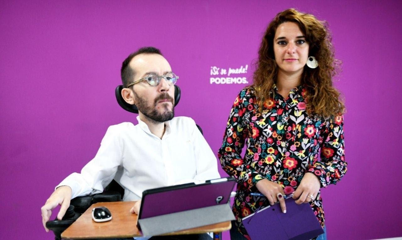 Los portavoces de Podemos Pablo Echenique y Noelia Vera en la rueda de prensa en la sede del partido