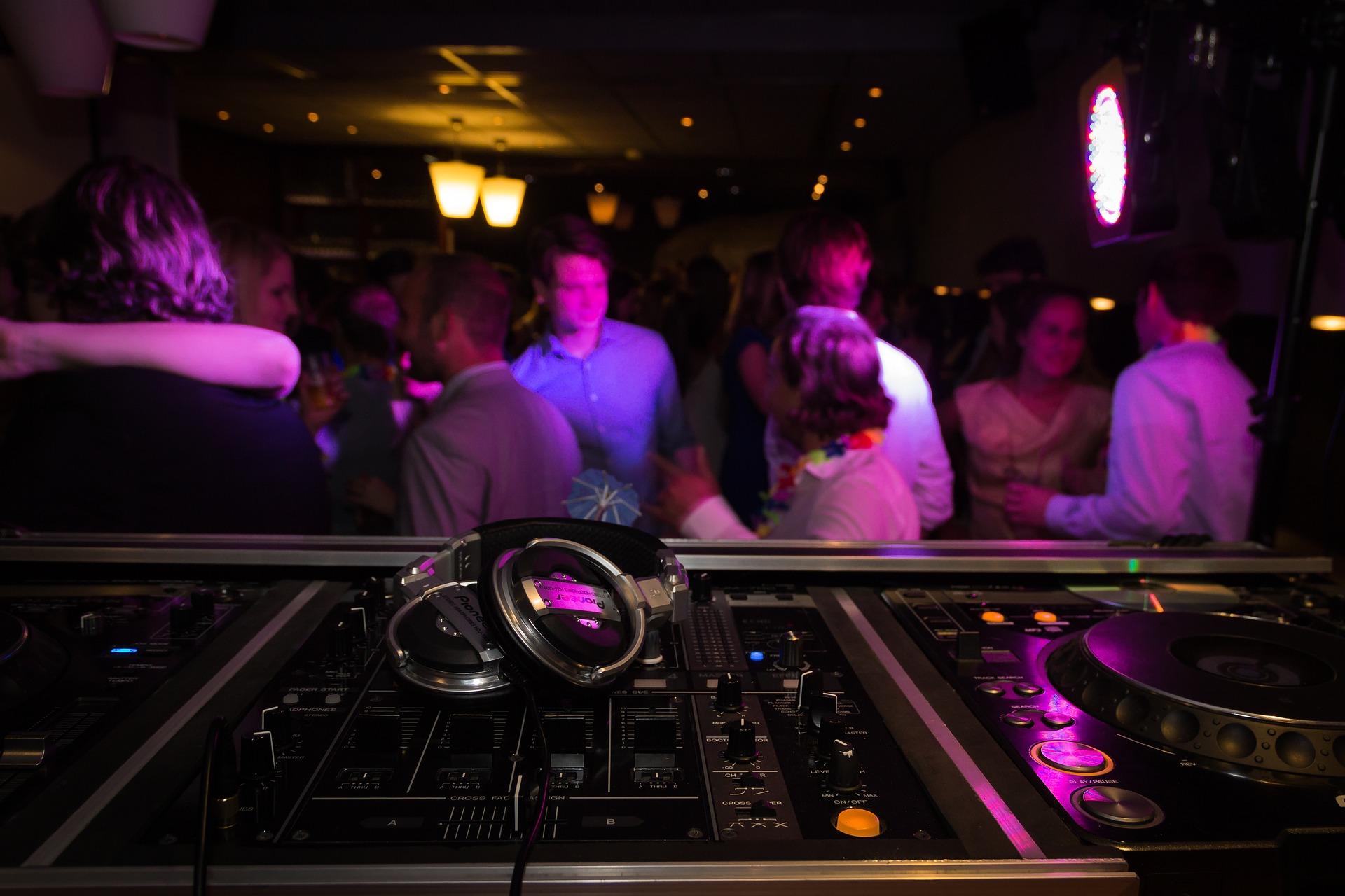 Jóvenes bailando en una discoteca