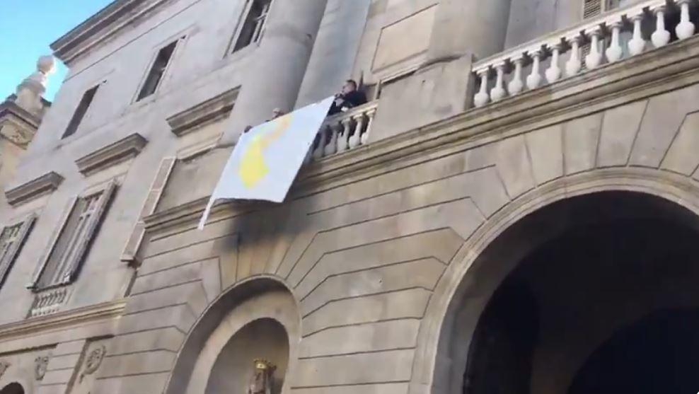 Vuelven a poner un lazo amarillo en el Ayuntamiento de Barcelona