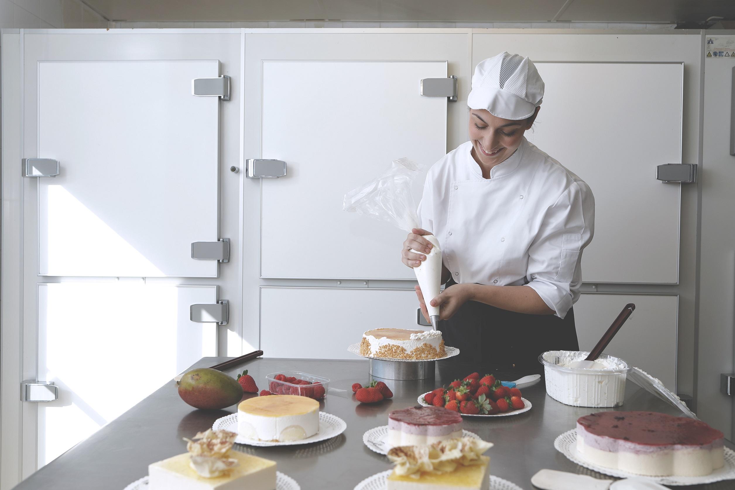 Una de las jóvenes empleadas mediante Empleo Joven, en la pastelería donde trabaja. Foto: "la Caixa"