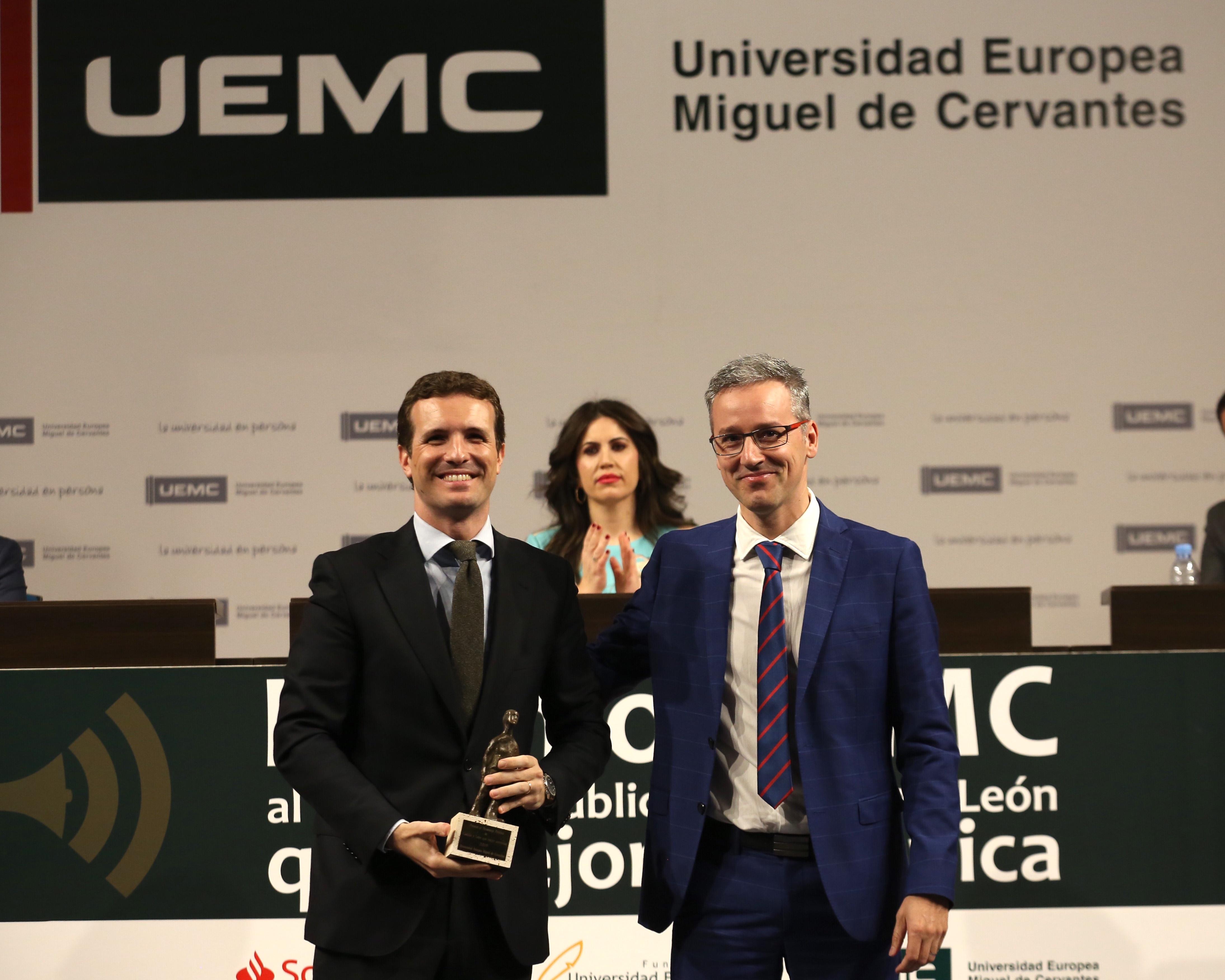 Pablo Casado (i) recibe de manos del delegado de ABC en Castilla y León José Luis Martín el premio al 'Mejor Comunicador' - Photogenic/M.A Santos (Europa Press)