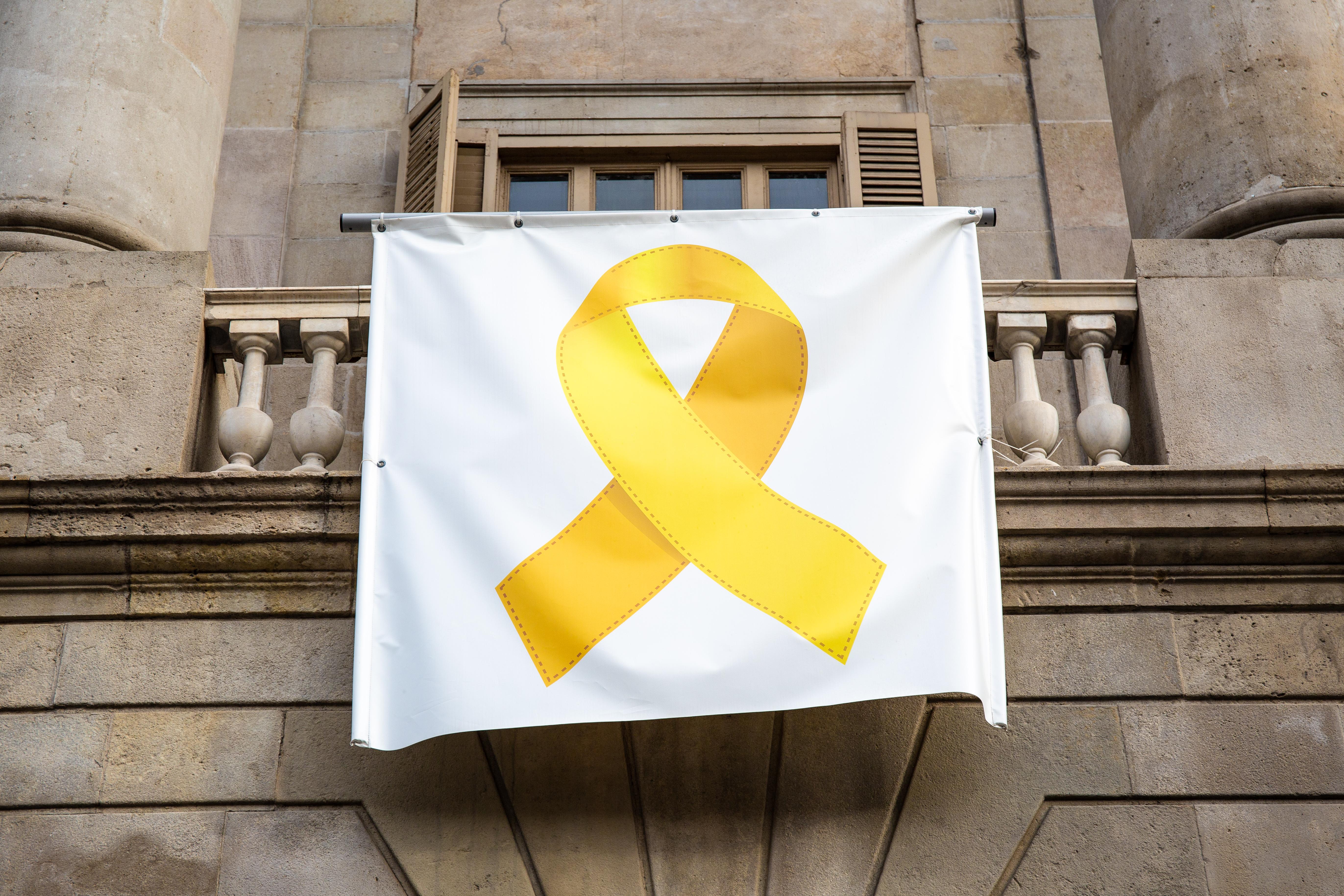 Un lazo amarillo en el Ayuntamiento de Barcelona (Cataluña). 