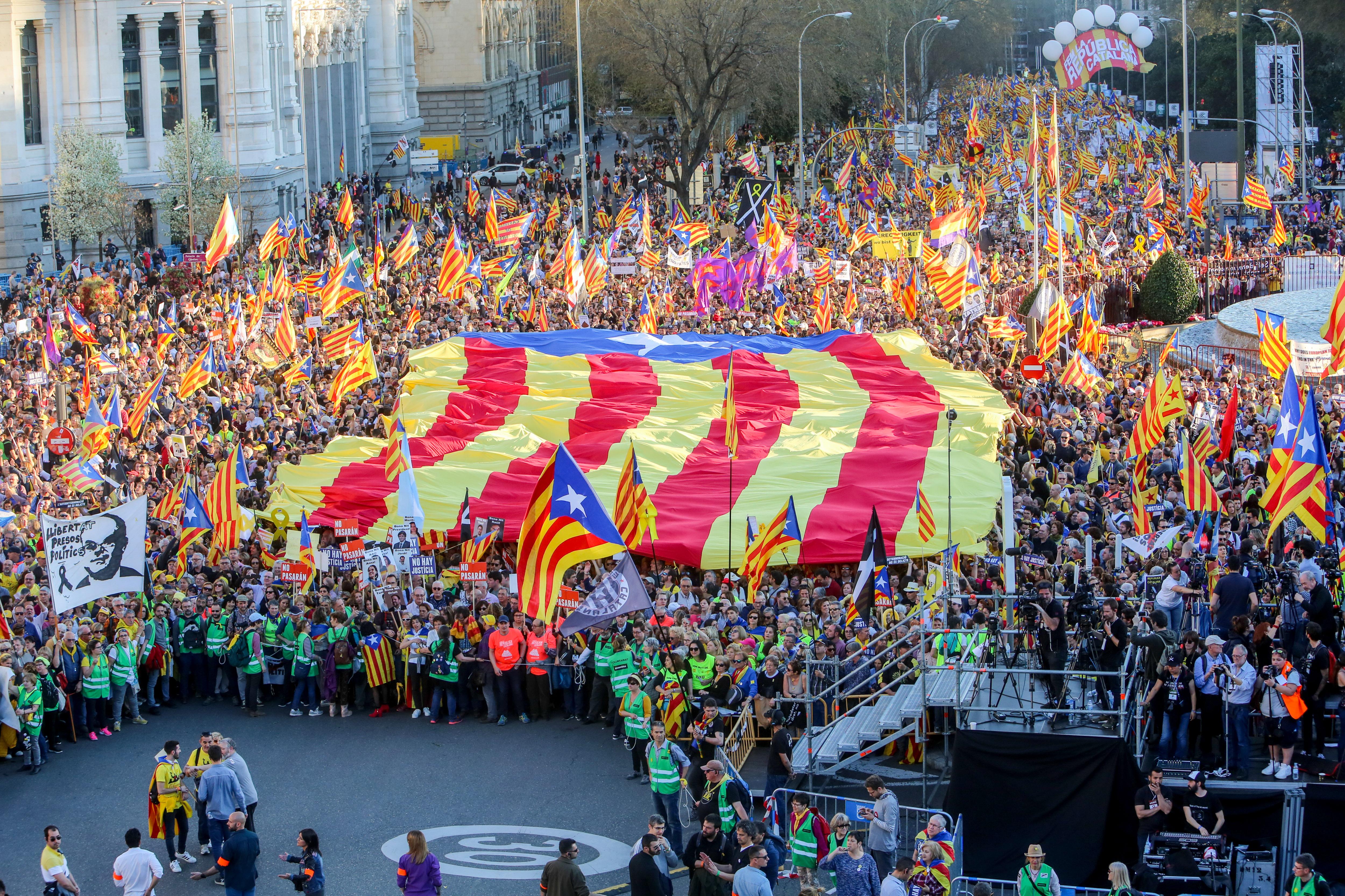 Decenas de miles de personas han llenado la Plaza de Cibeles. Fuente: Europa Press.