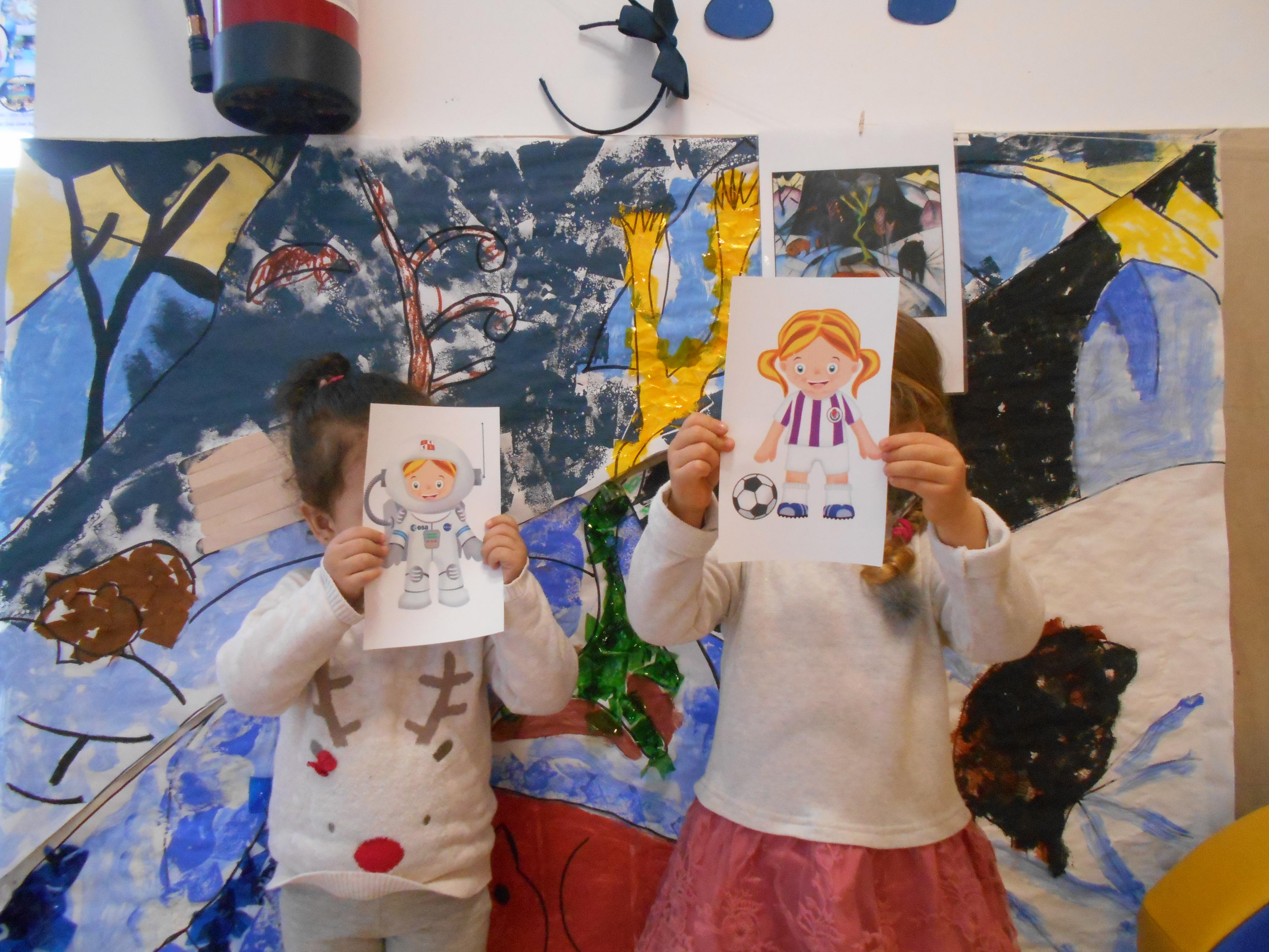 Dos niñas de la de la Escuela Infantil Municipal ‘El Globo’ de Valladolid posan con sus recortables de las profesiones