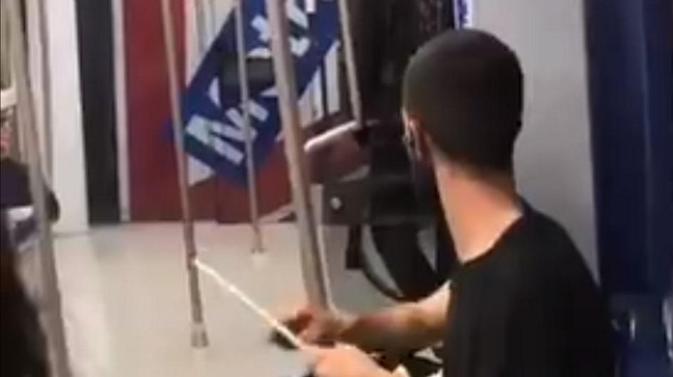 Un hombre afila un cuchillo en el Metro de Madrid