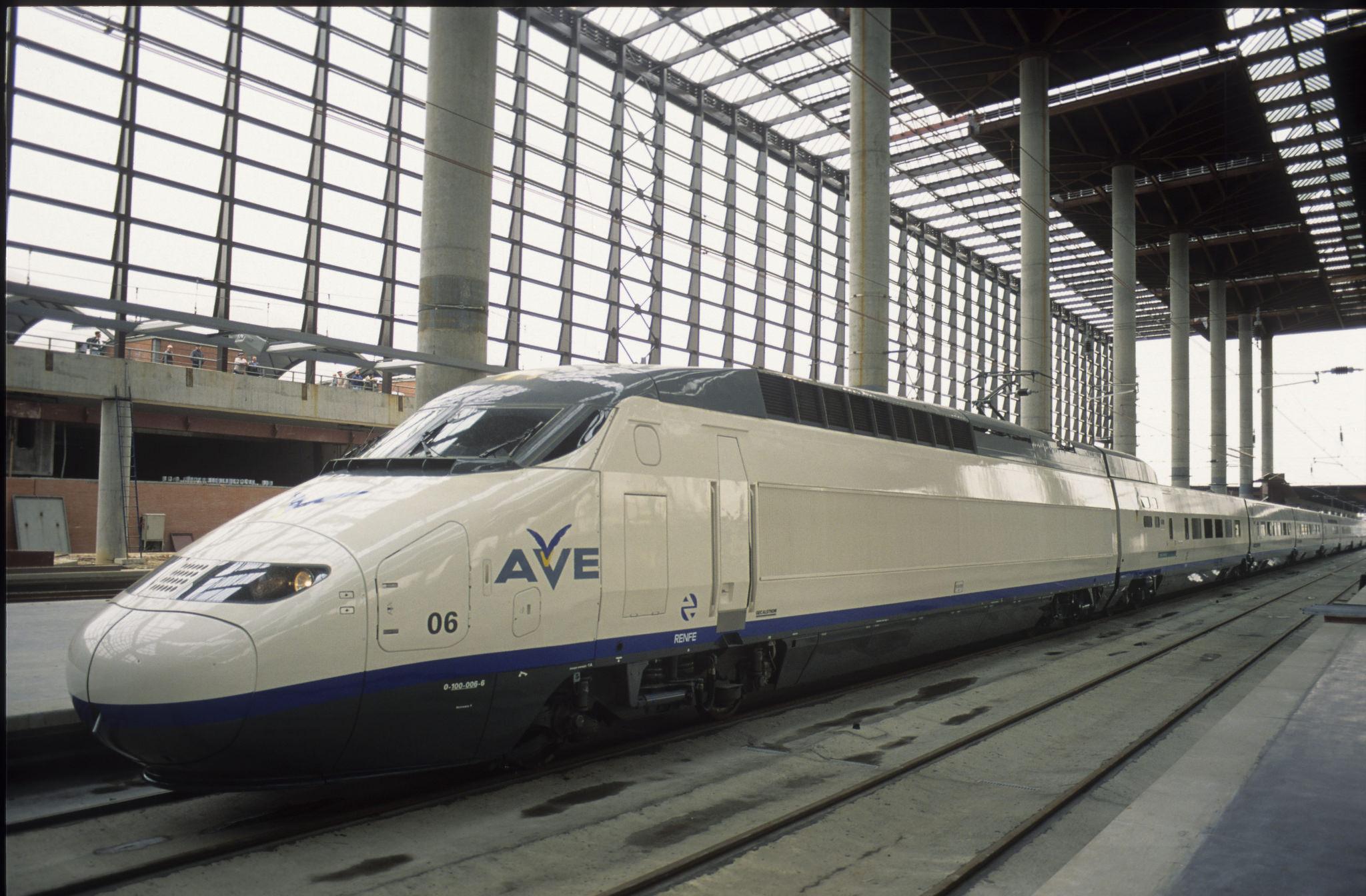 Tren AVE de Renfe en la estación de Puerta de Atocha - Renfe