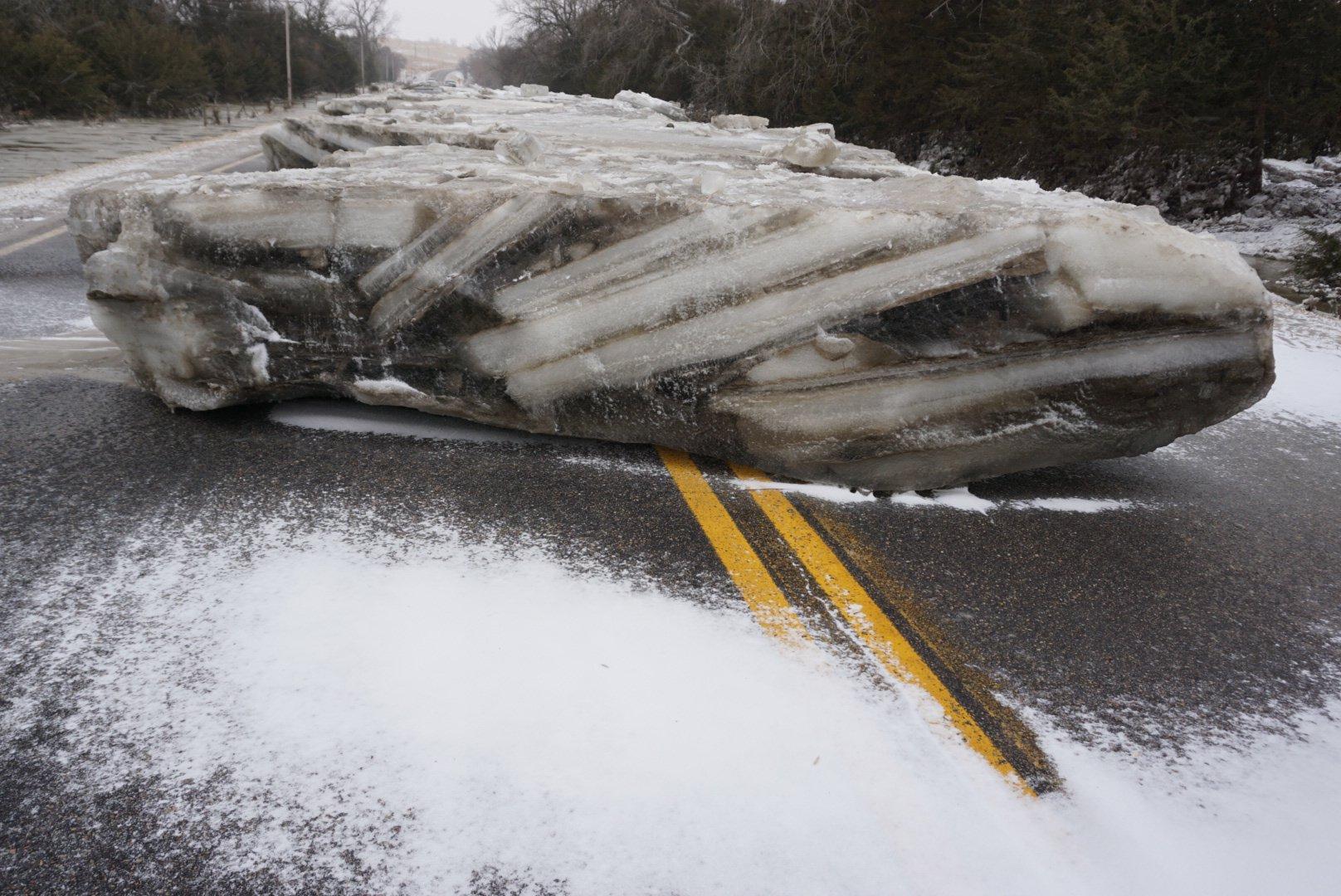 Bloque de hielo en una carretera de Estados Unidos. Foto: NEmyrich