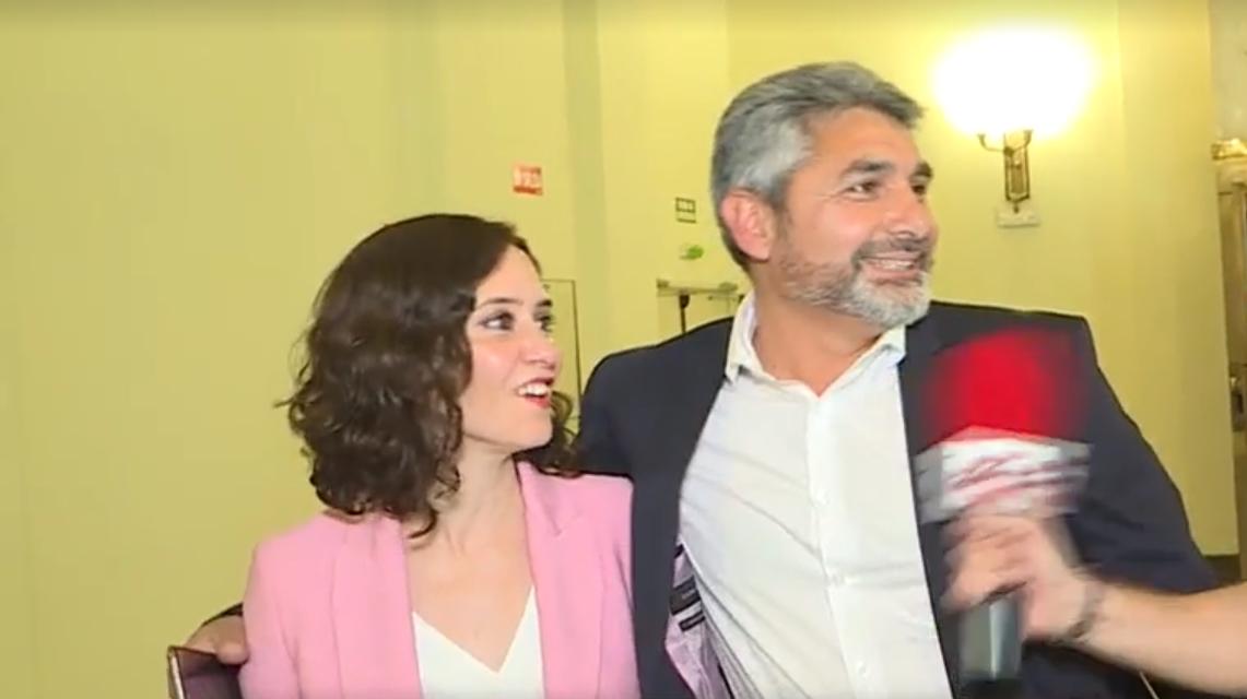 Isabel Díaz Ayuso y Juan José Cortés en el programa 'Todo es mentira'