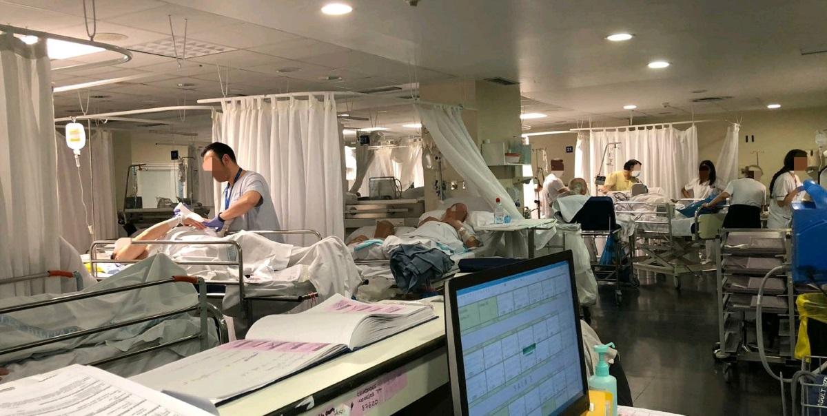 Sala 3 de Urgencias del Hospital La Paz colapsada. Mats