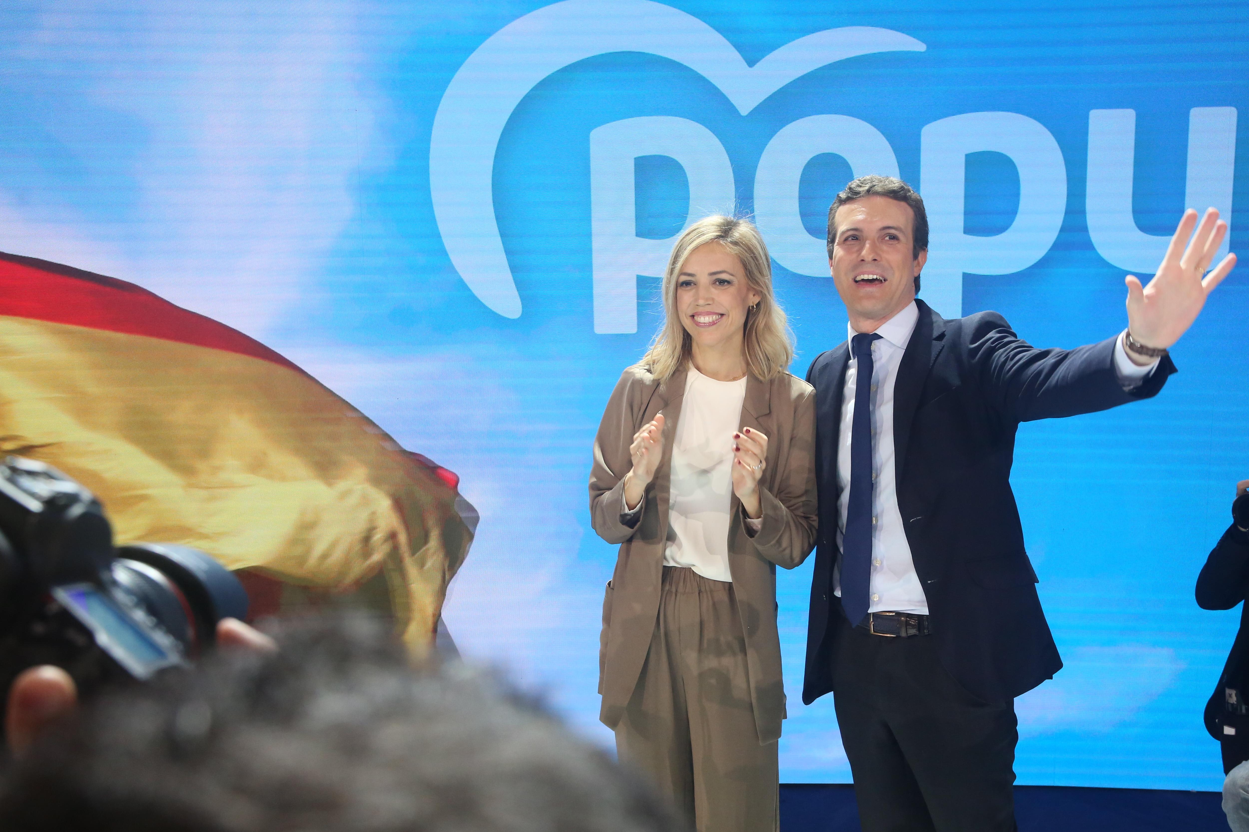 El presidente del PP Pablo Casado; y su esposa la psicopedagoga Isabel Torres Orts saludan durante la tercera jornada de la Convención Nacional del PP España en libertad 
