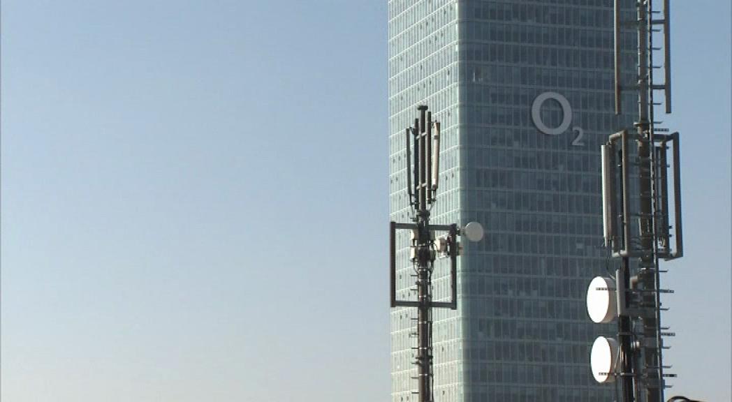 Antena de telefonía móvil cerca de la sede de Telefónica Deutschland en Munich - Telefónica in Deutschland