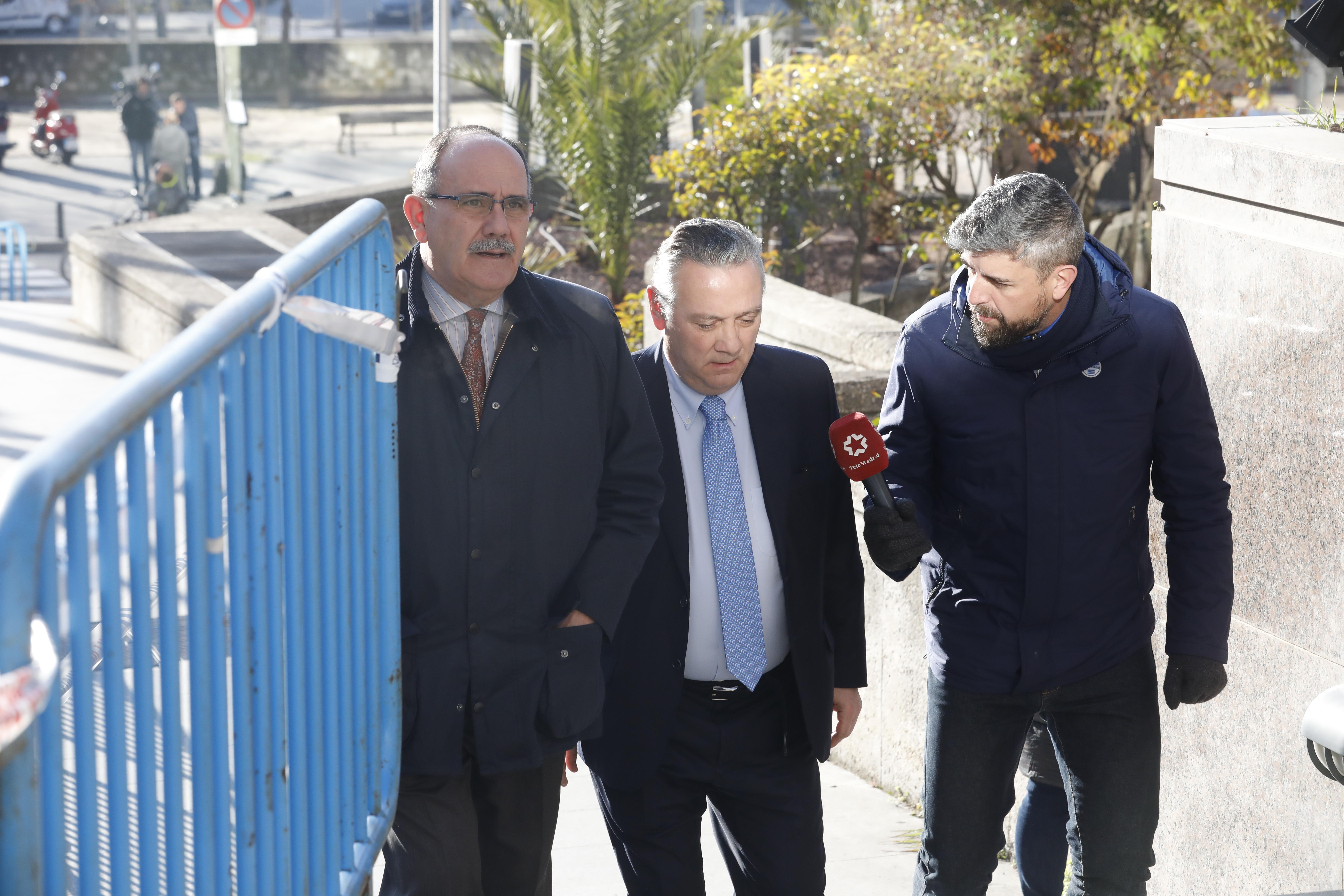  El miembro de la Ejecutiva del PP Alfredo Prada (con corbata azul) acude a testitificar en el juicio que se celebra en la Audiencia Provincial de Madrid 