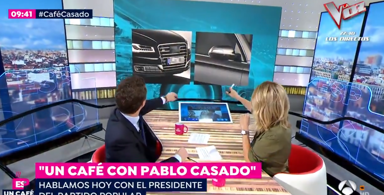 Pablo Casado junto a Susanna Griso hablando de coches