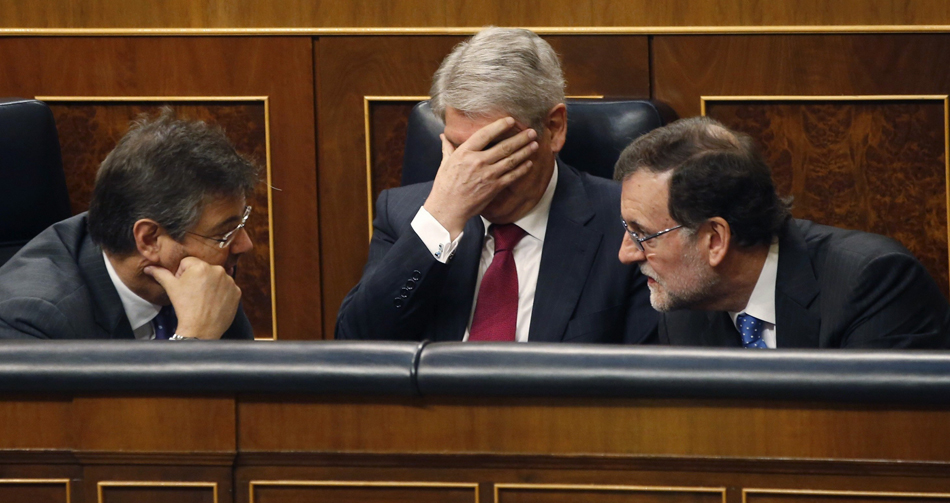 El presidente del Gobierno, Mariano Rajoy,d., y los ministros de Justicia, Rafael Catalá,iz., y de Exteriores, Alfonso Dastis,c., durante la sesión de Control al Gobierno, este miércoles