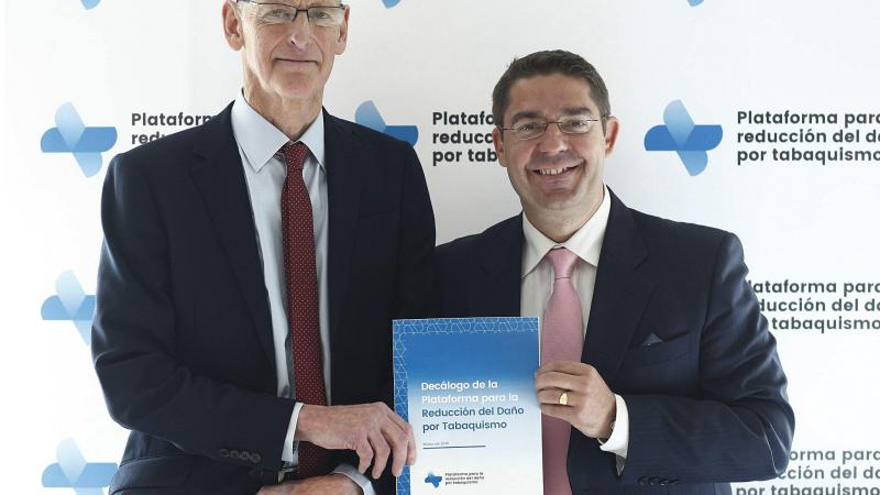 En la imagen el jefe de Epidemiología y Salud Pública de la Universidad de Nottingahm, John Britton y el cirujano Fernando Fernández Bueno con un ejemplar del decálogo de la Plataforma presentada hoy (Foto: Europa Press).