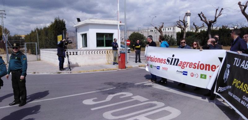 Los funcionarios ante la prisión de Picassent Valencia. UGT