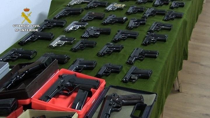 Un detenido en Torrelavega y 70 armas incautadas en una macrooperación de la Guardia Civil